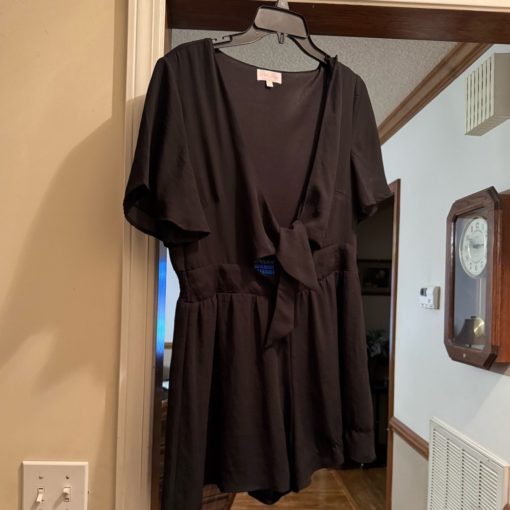 Pink Lilly size large black tie front romper